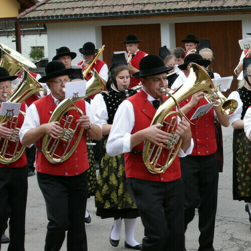 Trachtenkapelle Aitern bei einem Festumzug 