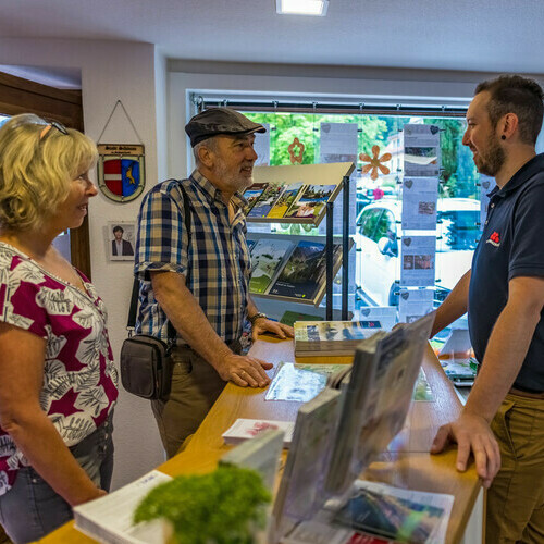 Paar mit Tourist Informationsmitarbeiter im Gesprch