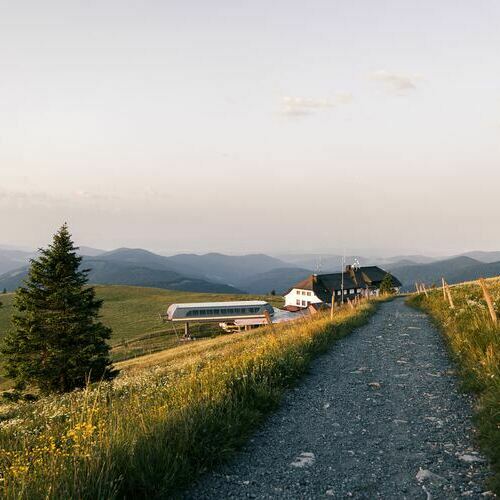 Der Rckweg nach dem Sonnenaufgang. Zu sehen ist das Belchenhaus und die Bergstation der Belchen Seilbahn.