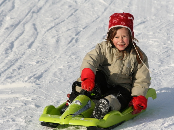 Kind auf der Winterrodelbahn am Hasenhorn Kind auf der Winterrodelbahn am Hasenhorn