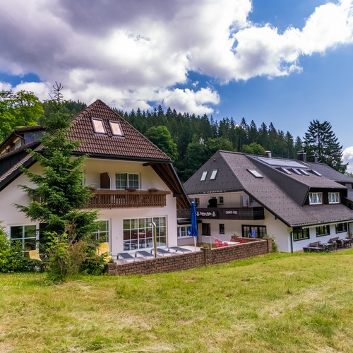 Außenansicht des Schwarzwaldhotels und Restaurant Belchen-Multen - Hallenbad, Sauna, Solarium, Massage-Angebote