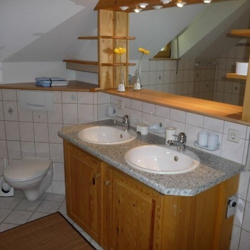 Badezimmer mit zwei Waschbecken und Toilette - Badezimmer mit zwei Waschbecken und Toilette -