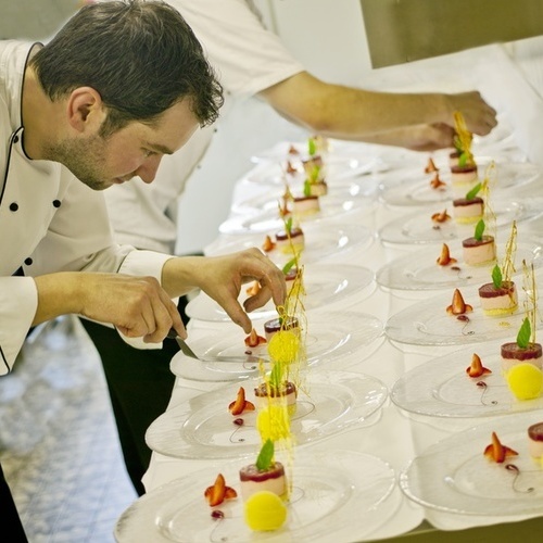 Kulinarik - Köche beim Anrichten von Dessertteller