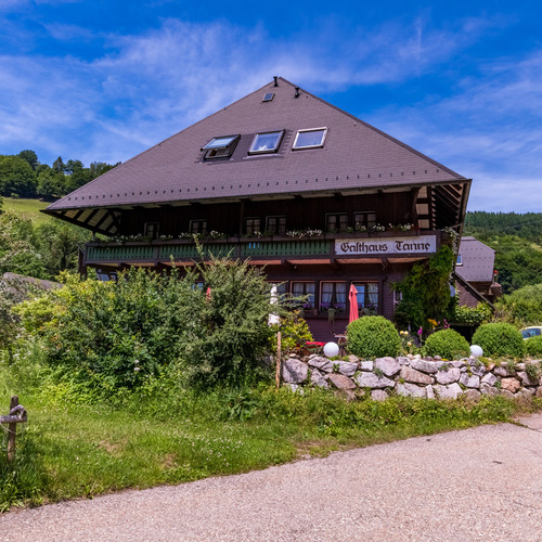 Außenansicht Gasthaus Tanne, typisches Schwarzwaldhaus mit Walmdach - Außenansicht Gasthaus Tanne, typisches Schwarzwaldhaus mit Walmdach -