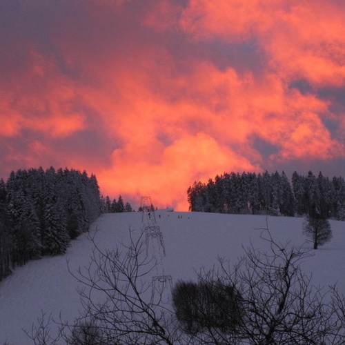 Abendstimmung im Winter am Skihang mit rotem Himmel - Abendstimmung im Winter am Skihang mit rotem Himmel -