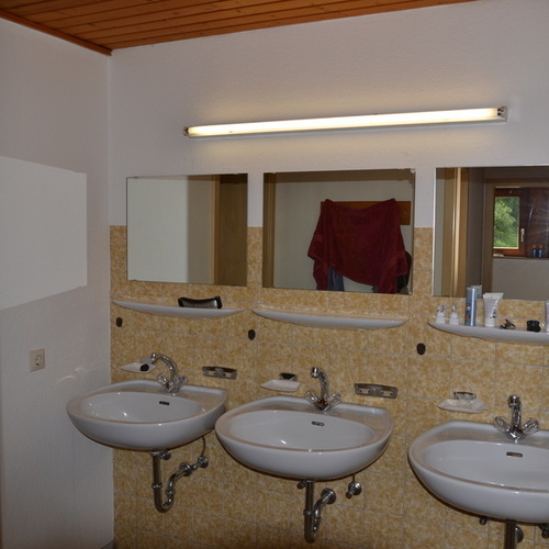 Waschraum mit Dusche für Herren - Waschraum mit Dusche für Herren -