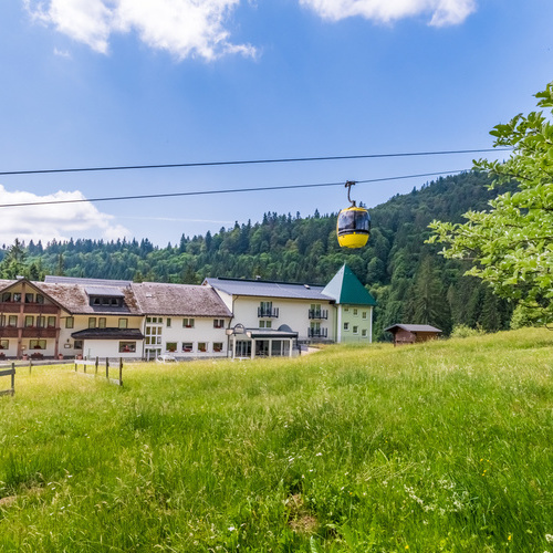 Belchenhotel Jägerstüble mit Belchengondel im Vordergrund  - 