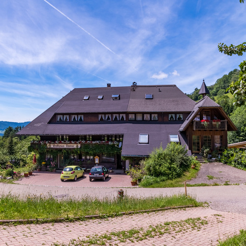 Außenansicht von der Seite mit Parkplatz und Eingang zum Gasthaus - Außenansicht von der Seite mit Parkplatz und Eingang zum Gasthaus -