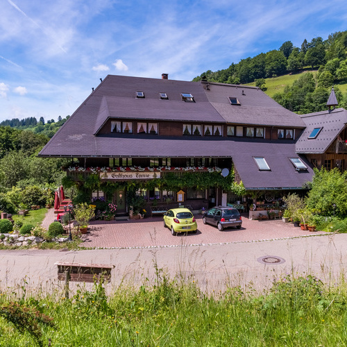 Blick auf das Gasthaus Tanne mit Parkplatz, Eingangsbereich und Terrasse - Blick auf das Gasthaus Tanne mit Parkplatz, Eingangsbereich und Terrasse -