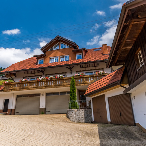 Die Rückseite des Hauses mit gepflastertem Hof und Garagen - Die Rückseite des Hauses mit gepflastertem Hof und Garagen -