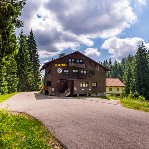 Außenansicht mit Haupteingang des Haus Bergfried und geteertem Weg - Außenansicht mit Haupteingang des Haus Bergfried und geteertem Weg -