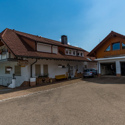 Eingangsbereich und Garage des Hauses - Eingangsbereich und Garage des Hauses -