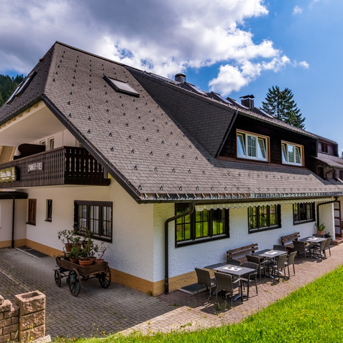 Außenansicht des Schwarzwaldhotels und Restaurant Belchen-Multen - 