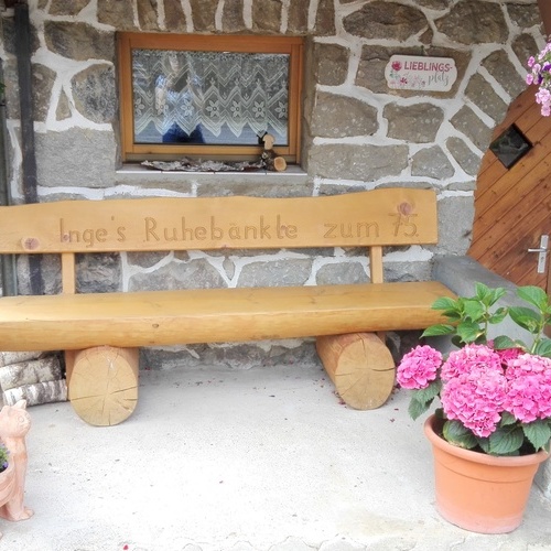 Gemütliche Sitzbank am Haus - Gemütliche Sitzbank am Haus -