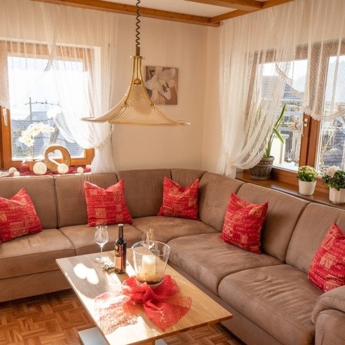 Eckcouch mit Couchtisch auf dem eine Flasche Wein und zwei Gläser stehen - Eckcouch mit Couchtisch auf dem eine Flasche Wein und zwei Gläser stehen -