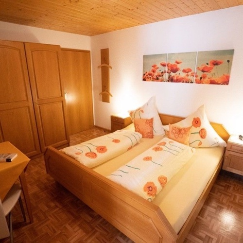 Schlafzimmer mit Doppelbett, zwei Nachtischen und Holzschrank - Schlafzimmer mit Doppelbett, zwei Nachtischen und Holzschrank -