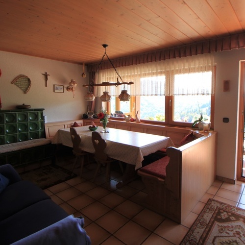 Wohnzimmer mit großem Esstisch, Couch, TV und beheizbarer Ofenbank - Wohnzimmer mit großem Esstisch, Couch, TV und beheizbarer Ofenbank -