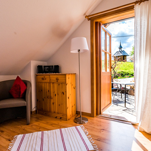 Ferienwohnung Mohn, Zugang zur Terrasse - Schlafzimmer mit Boxspringbetten und fast ebenerdigem Zugang über private Terrasse