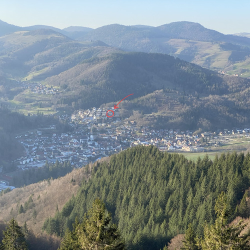 Blick vom gegenüberliegenden Hang (Holzerkreuz) auf Schönau mit Markierung der Ferienwohnung Traumblick - 
