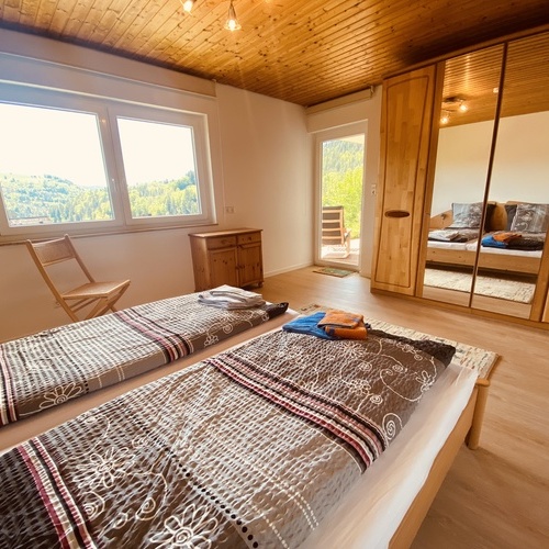 Schlafzimmer mit Doppelbett und Traumblick - 