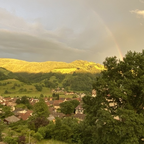Regenbogen und graubedeckter Himmel über Schönau im Schwarzald - Regenbogen und graubedeckter Himmel über Schönau im Schwarzald -