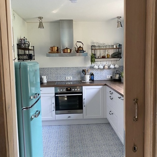 Küche mit Herd und Backofen und großem Kühlschrank - Küche mit Herd und Backofen und großem Kühlschrank -