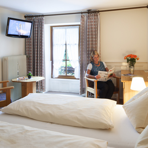 Beispiel Doppelzimmer Belchen - Frau liest eine Zeitschrift im Doppelzimmer Beispiel Doppelzimmer Belchen - Frau liest eine Zeitschrift im Doppelzimmer