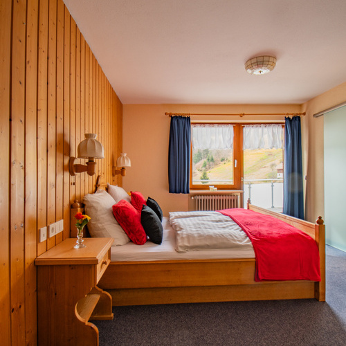 Superior-Doppelzimmer mit großem Balkon - Austattung: - Dusche / Badewanne, Doppelwaschbecken, Kosmetikspiegel, WC, Föhn, SAT, Smart-TV 32 Zoll - FairTrade Bio-Schampoo, Body Lotion & Seife - Bett 200 cm x 180 cm Superior-Doppelzimmer mit großem Balkon - Austattung: - Dusche / Badewanne, Doppelwaschbecken, Kosmetikspiegel, WC, Föhn, SAT, Smart-TV 32 Zoll - FairTrade Bio-Schampoo, Body Lotion & Seife - Bett 200 cm x 180 cm