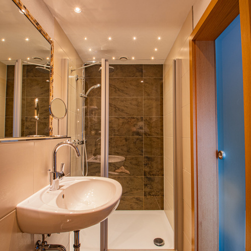 Superior-Doppelzimmer mit großem Balkon - Austattung: - Dusche / Badewanne, Doppelwaschbecken, Kosmetikspiegel, WC, Föhn, SAT, Smart-TV 32 Zoll - FairTrade Bio-Schampoo, Body Lotion & Seife - Bett 200 cm x 180 cm Superior-Doppelzimmer mit großem Balkon - Austattung: - Dusche / Badewanne, Doppelwaschbecken, Kosmetikspiegel, WC, Föhn, SAT, Smart-TV 32 Zoll - FairTrade Bio-Schampoo, Body Lotion & Seife - Bett 200 cm x 180 cm