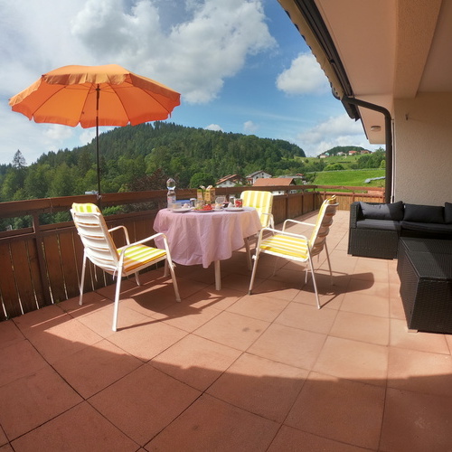 Der Balkon mit Tisch und Stühlen sowie einer Sitzlounge - Der Balkon mit Tisch und Stühlen sowie einer Sitzlounge -