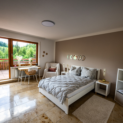 Schlafzimmer mit Doppelbett und Balkon - Schlafzimmer mit Doppelbett und Balkon -