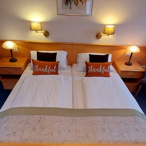 Zimmerbeispiel, Doppelbett - Zimmerbeispiel, Doppelbett -