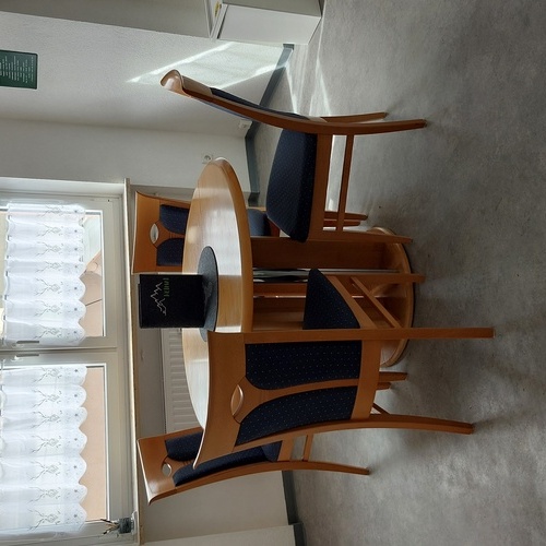 Der Tisch bietet ausreichend Platz zum Essen. - Der Tisch bietet ausreichend Platz zum Essen. -