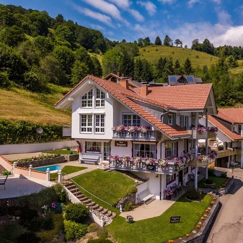 Ausenansicht Haus Margarete im Hintergrund grüne Wiesen und Wälder  - 